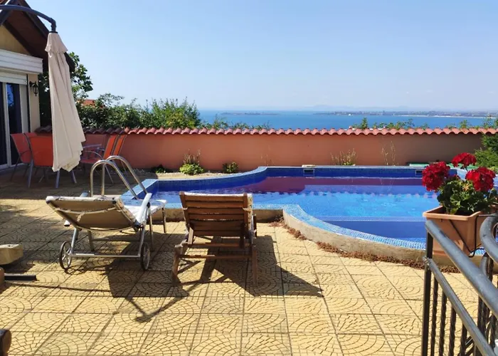 на море с собственным бассейном и подземным гаражом Свети Влас