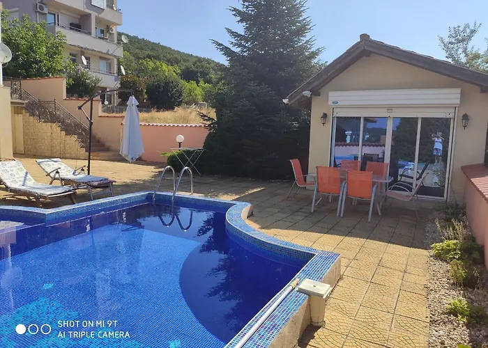 Апартамент на море с собственным бассейном и подземным гаражом *