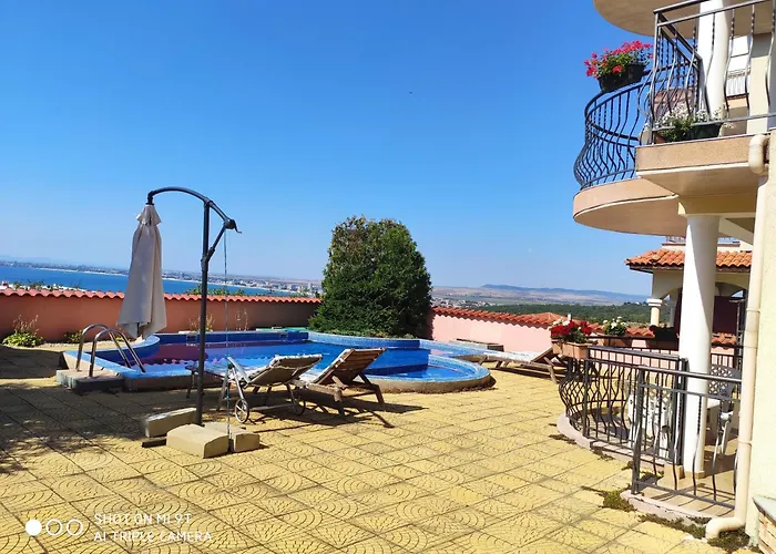 на море с собственным бассейном и подземным гаражом Свети Влас